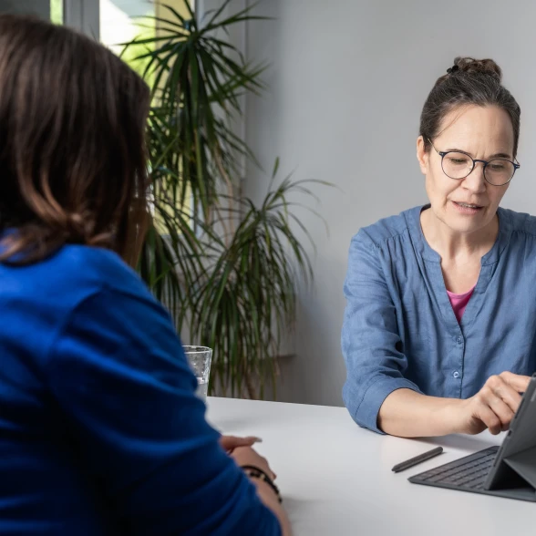 Conseil personnalisé Une jeune femme en entretien de conseil avec une femme plus âgée