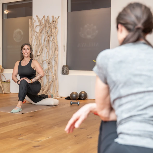 Deux femmes s’étirent dans un cours de mouvement