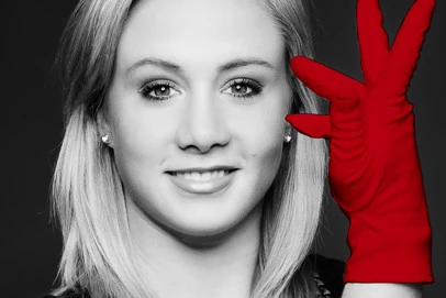 Ariella Kaeslin pour la campagne « Lueg dine Händ » Ariella Kaeslin porte un gant rouge dans le cadre de la campagne « Lueg dine Händ »