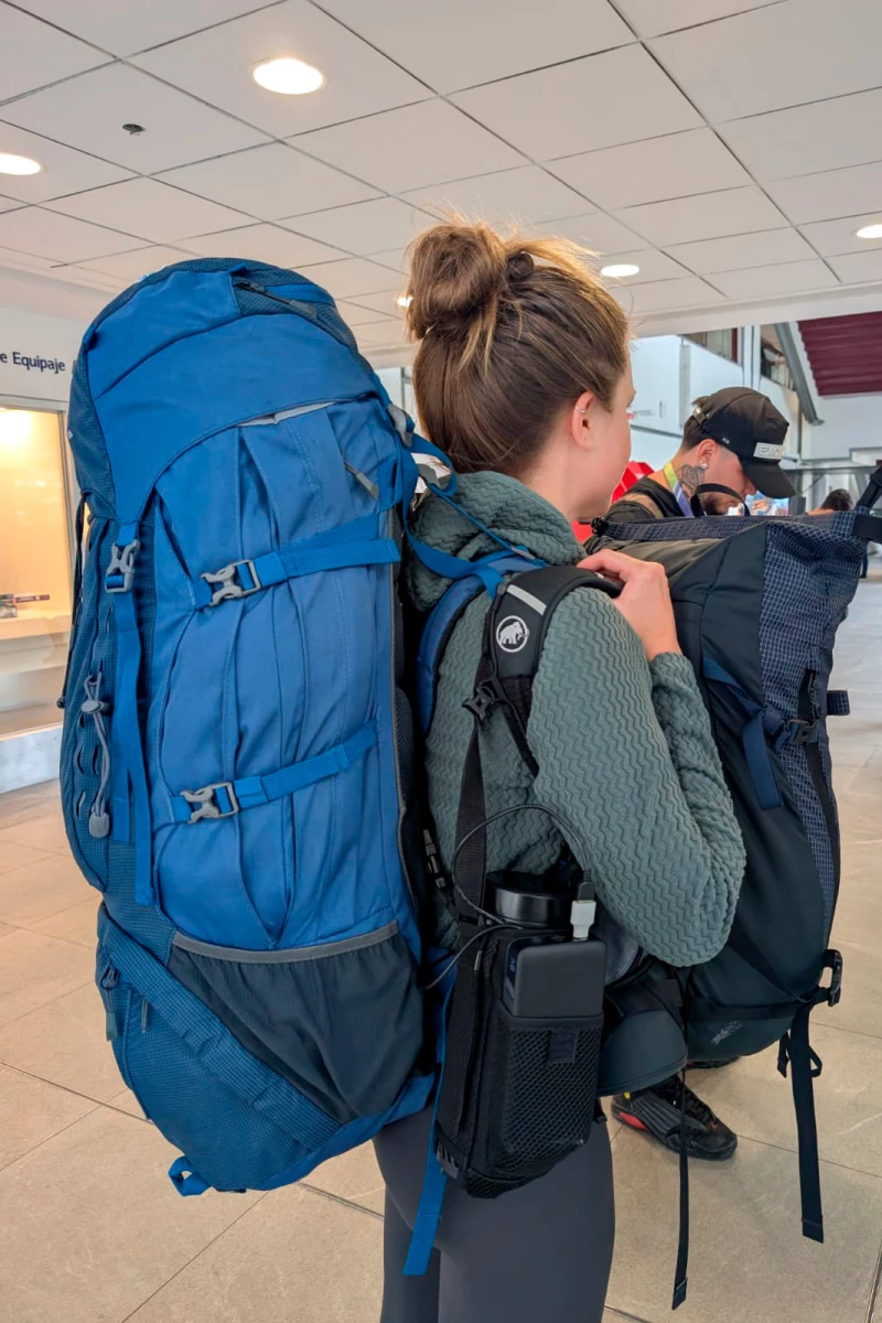 Nicole B. avec ses bagages Nicole B. avec ses bagages