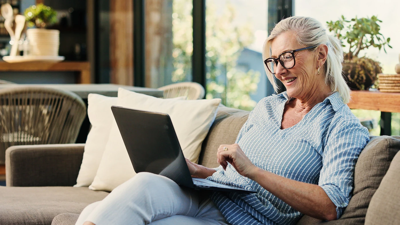 Femme devant son ordinateur portable - Newsletter sur les rhumatismes