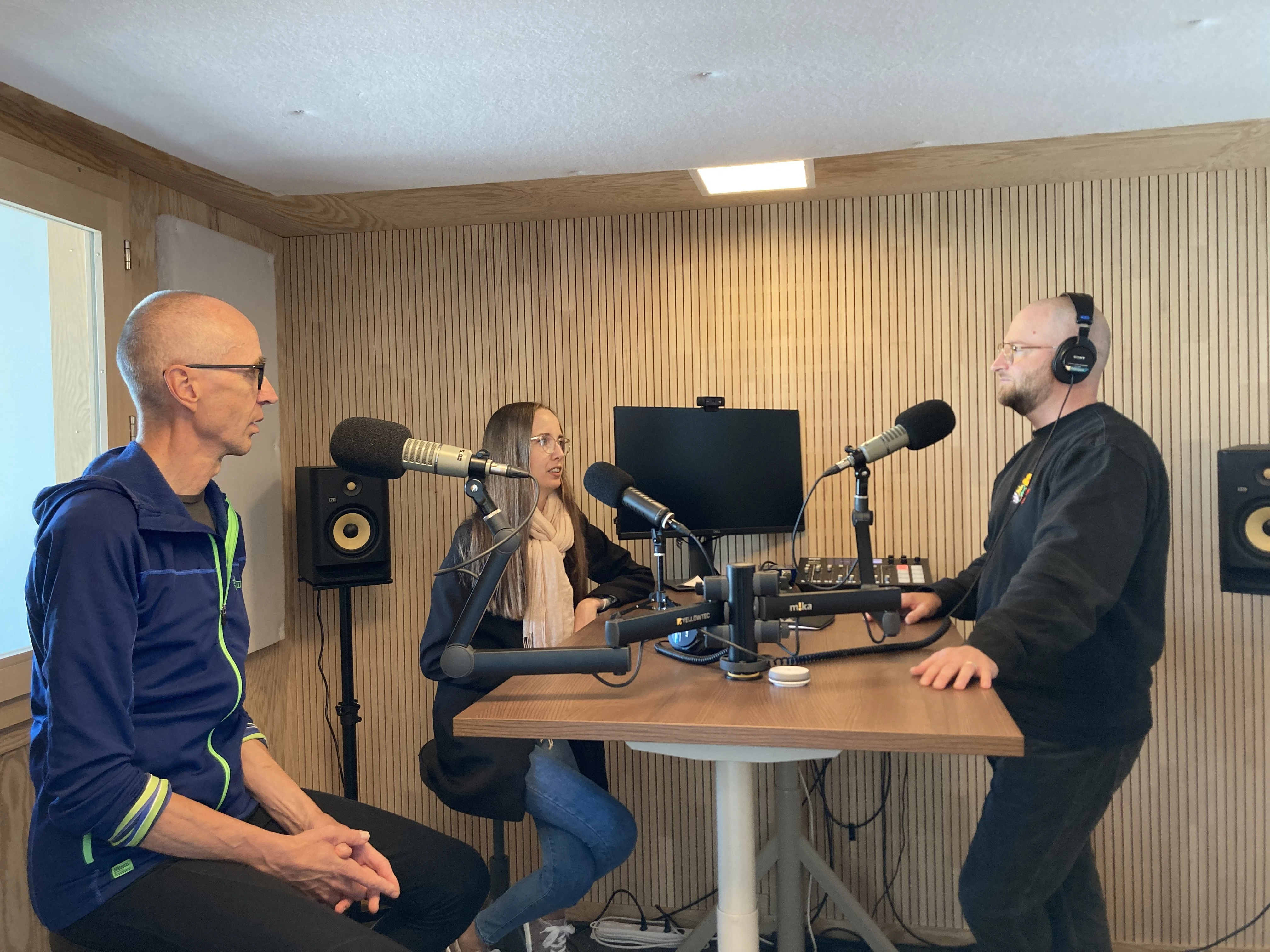 Anna Troelsen und ihr Vater Heinz Fischer während den Podcastaufnahmen bei Moderator Simon Lechmann (Podcastschmiede) Anna Troelsen und ihr Vater Heinz Fischer während den Podcastaufnahmen bei Moderator Simon Lechmann (Podcastschmiede)