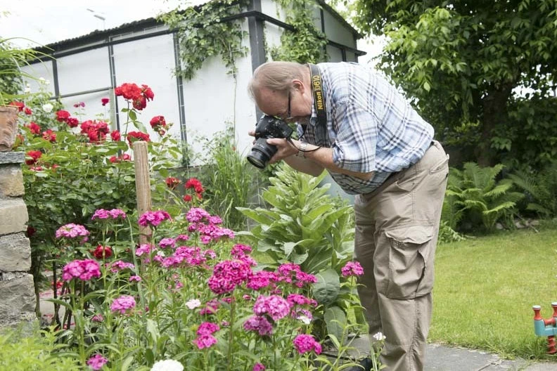 Ruedi Lehner ne se sépare jamais de son appareil photo, une activité qu’il peut toujours pratiquer malgré ses douleurs. Photographier les fleurs