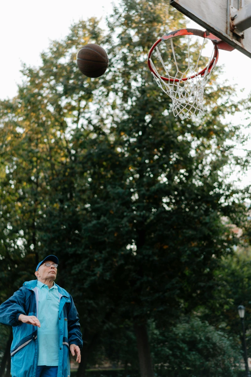 Rheuma bei Männern Mann beim Basketball im Park