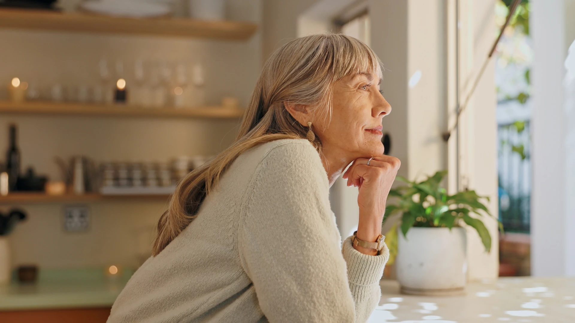 Évaluation du risque d'ostéoporose Une femme pensive devant la fenêtre