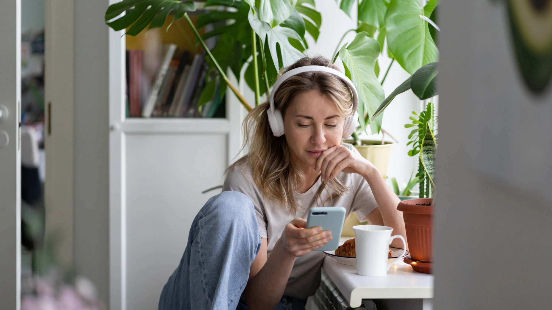 Une femme écoute un podcast Une femme écoute le podcast « Le rhumatisme et moi »