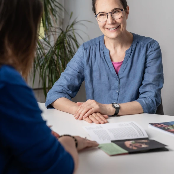 Conseils prodigués par la Ligue contre les rhumatismes Une conseillère en conversation avec une cliente