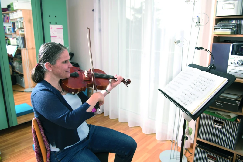 Andrea spielt Bratsche Andrea spielt Bratsche