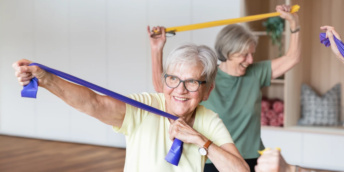 Exercice de musculation avec la bande élastique