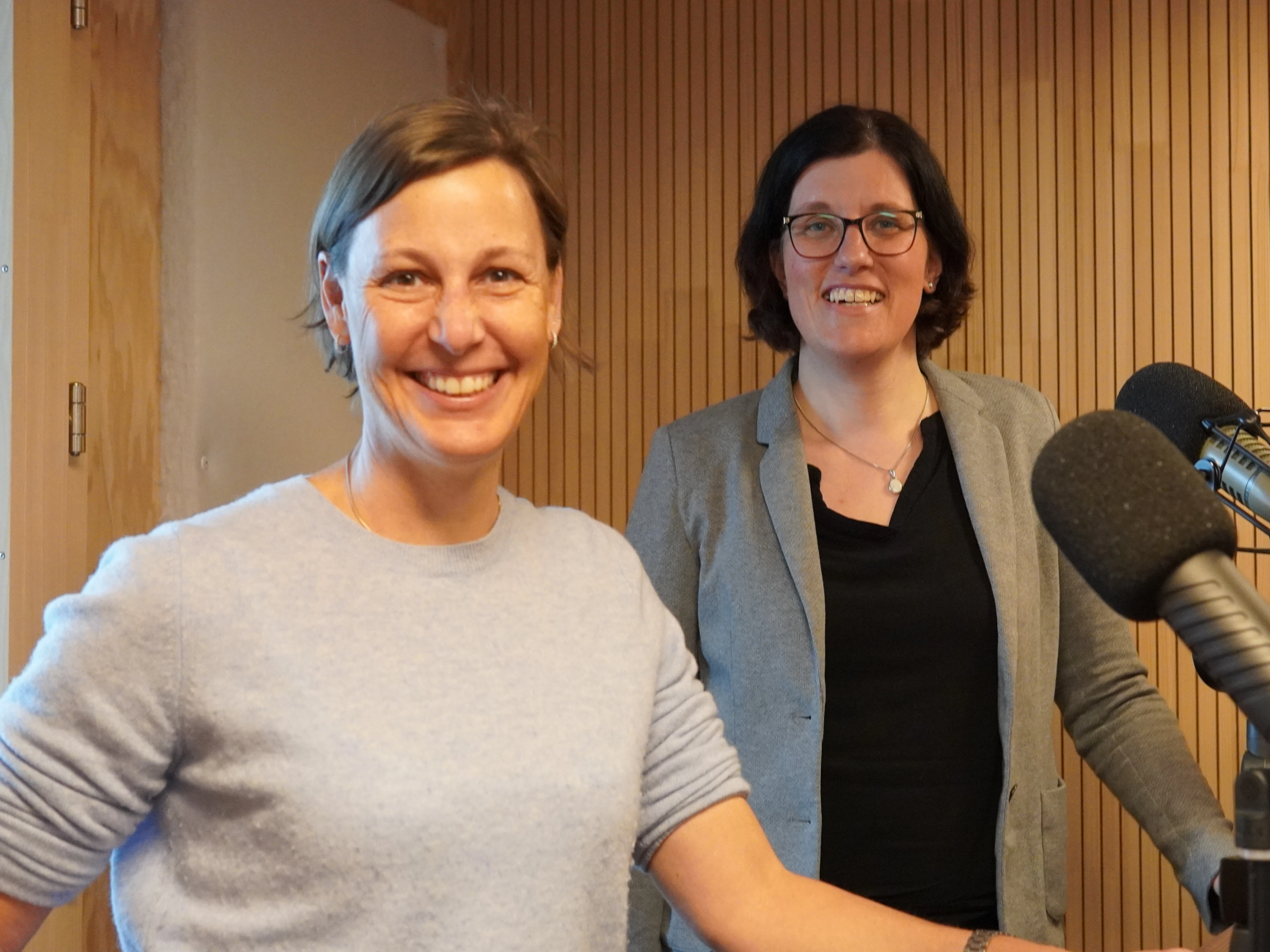 Caroline Ospelt und Isabelle Steeb an den Podcast-Aufnahmen Caroline Ospelt und Isabelle Steeb an den Podcast-Aufnahmen
