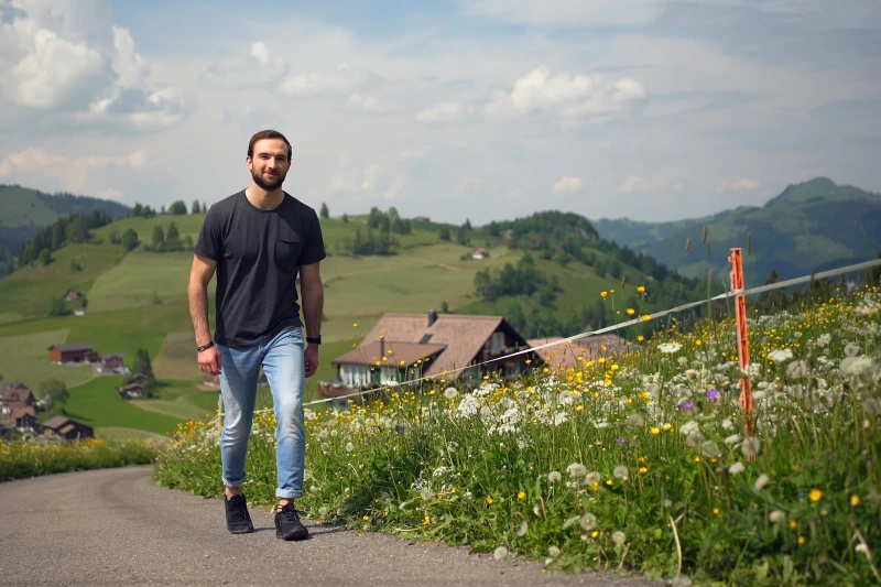 Roman Sifrig sur le tournage de la campagne « Moi et mes rhumatismes » Un homme remonte un chemin de campagne