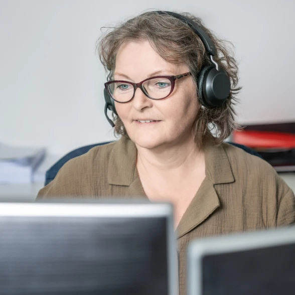 Conseillère téléphonique Des conseillères équipées d'écouteurs, devant leurs écrans