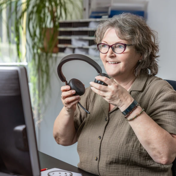 Conseils destinés aux personnes atteintes de rhumatismes Beratering met son casque d'écouteur téléphonique