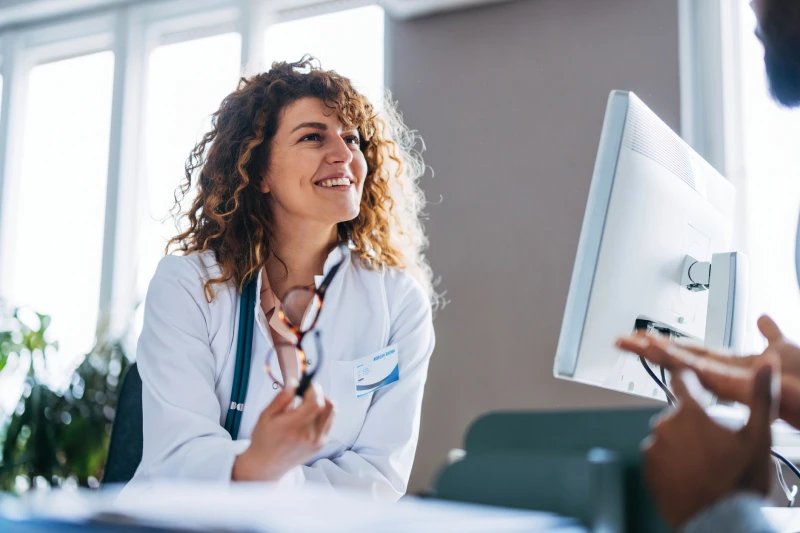 Formations continues pour les professionnels Une médecin généraliste donne des conseils sur les rhumatismes